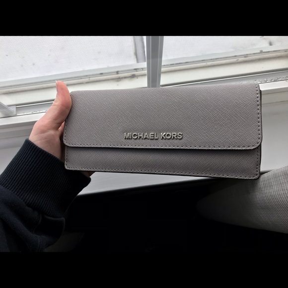 Micheal Kors Wallet - Picture 8 of 8